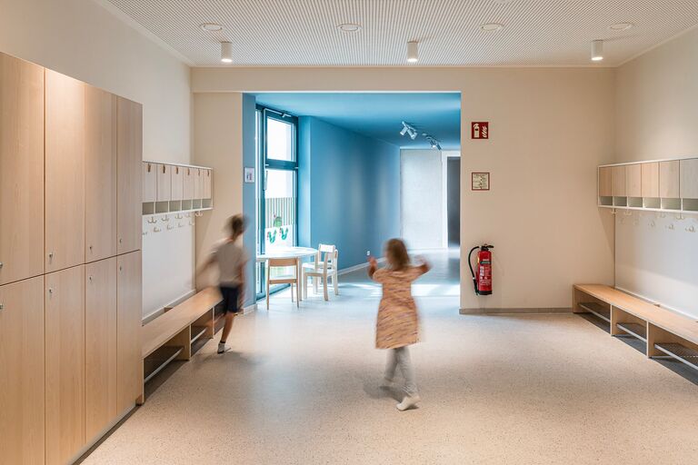 10-010_kiga-cara-blum_2025_steiner-moebel_by-lichtguss_at_weboptimiert
